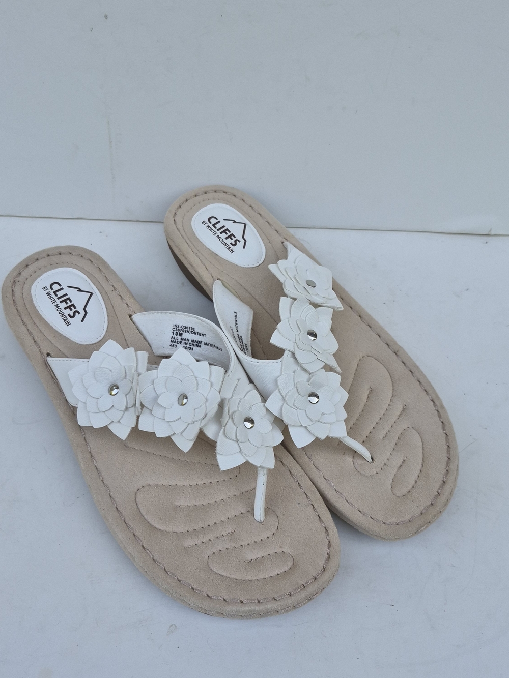 Cliffs by WHITE MOUNTAIN Women’s White Floral Thong Sandals with Beige Footbed